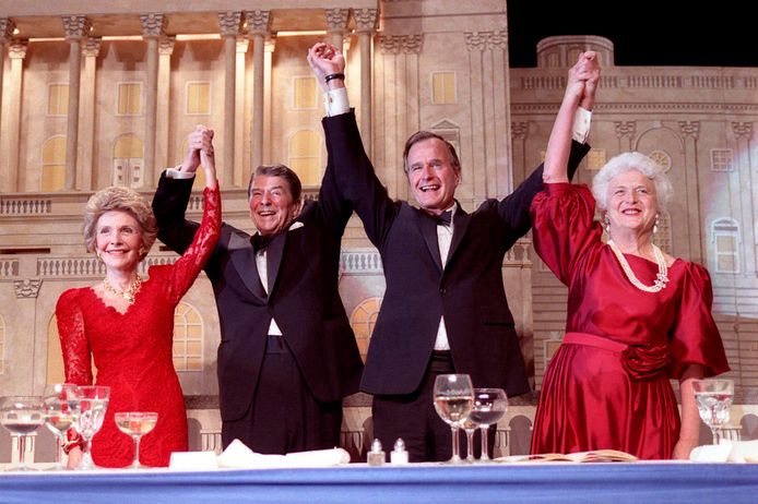 Voor zijn aantreden was George Herbert Walker Bush, hier met echtgenote Barbara Bush, acht jaar lang de vicepresident van Ronald Reagan.