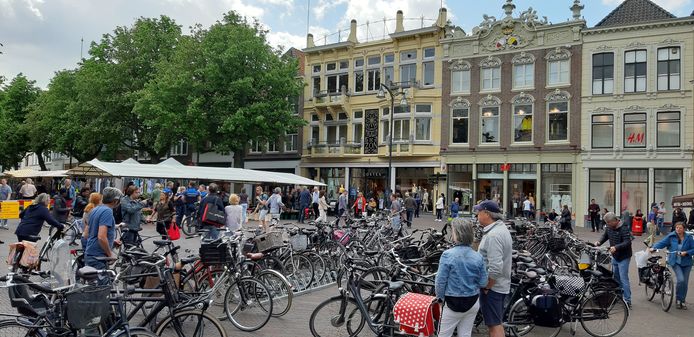 Vooral op de kop van de Brink, het punt waar de meeste mensen in de Deventer binnenstad komen, was het aan het begin van de middag druk bij de entree tot de markt.