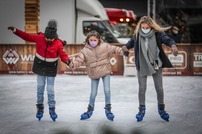 Opknappen hand sla Sint-Truiden zet in op een ecologische Kerst met kunststoffen schaatspiste:  “Net echt ijs, zelfs beter voor de beenspieren en nog groter schaatsplezier  dan anders” | Sint-Truiden | hln.be