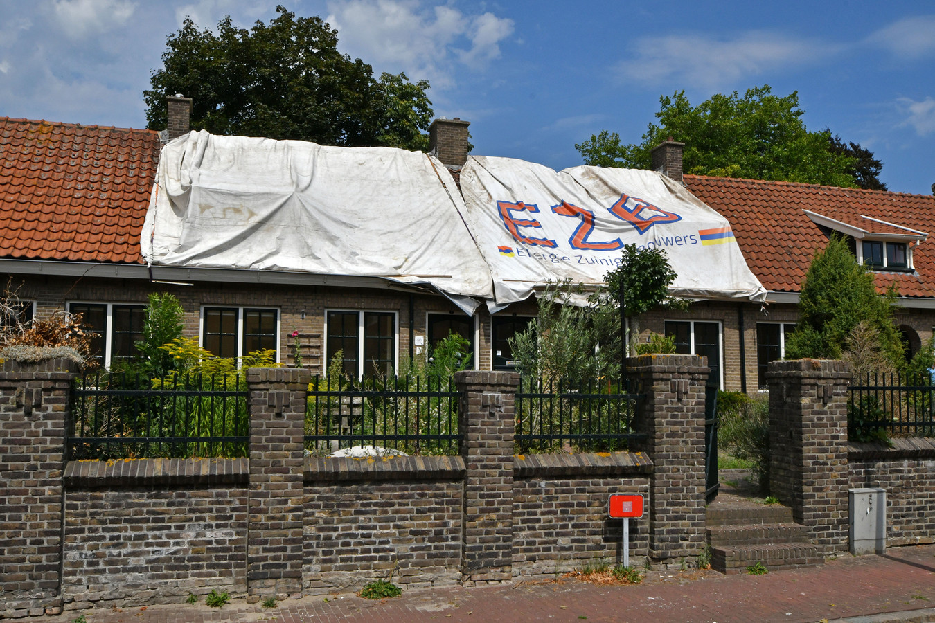 De huizen aan de Hofmeijerstraat in Oldenzaal die in februari 2022 zwaar beschadigd raakten, nadat er een linde op viel. WBO Wonen heeft de schade aan de buitenzijde hersteld en hoopt er twee eengezinswoningen van te maken.