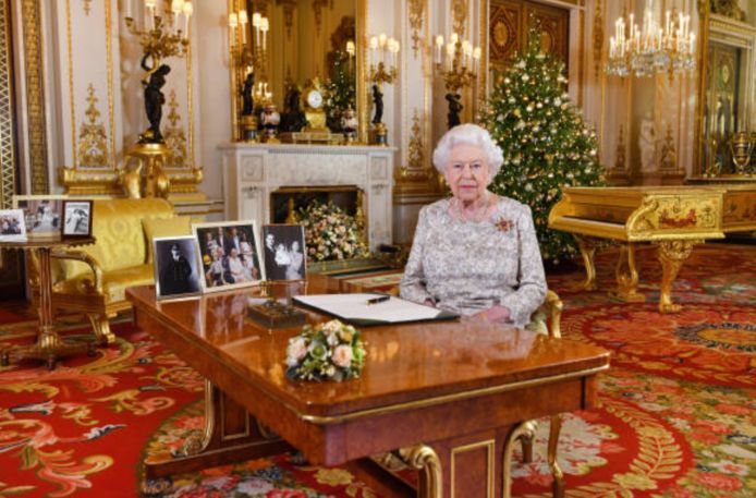 De Queen in haar bureau.