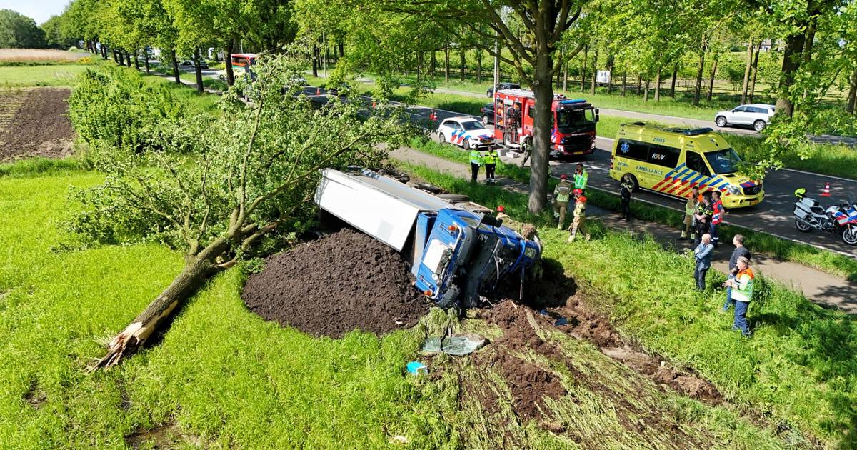 Vrachtwagen belandt gekanteld naast Bosscheweg in Berkel-Enschot