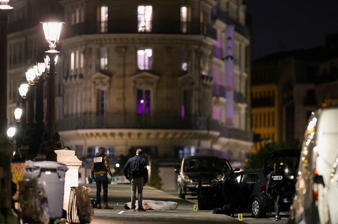 Politie bij een van de doodgeschoten mensen zondag in Parijs.