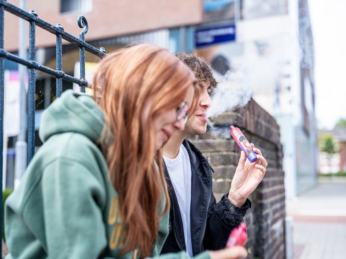 Scholieren negeren risico's en blijven massaal vapen: 'Kanker kun je ook  zonder krijgen' | Binnenland | gelderlander.nl