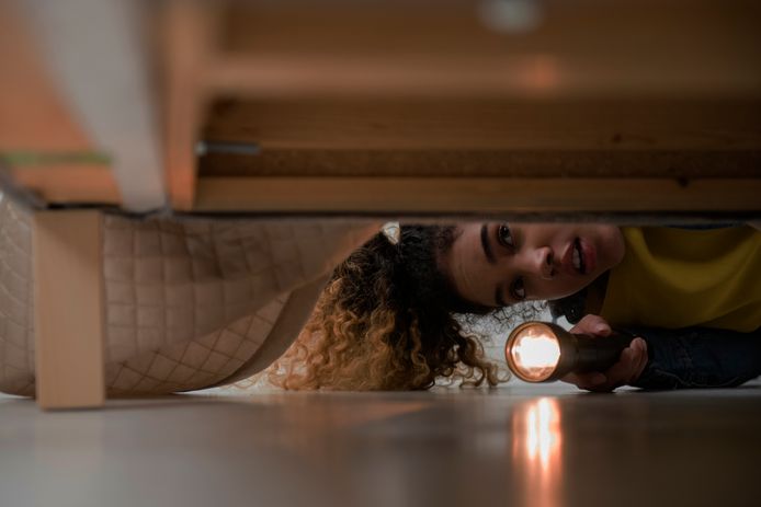 Foto ter illustratie: bang voor monsters onder het bed.