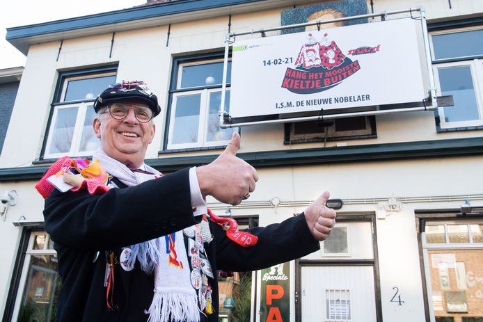 s. René Starink maakt bij café De Klomp de plannen voor het Mami-spektakel 2021 bekend.