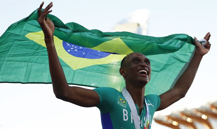 Alison dos Santos è la nuova campionessa del mondo nei 400 m ostacoli.