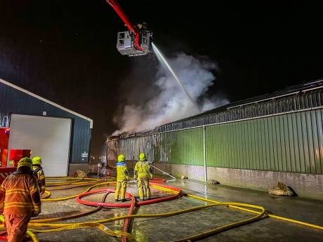 Uitslaande brand in loods in Nijkerkerveen, brandweer weet toch nog verschillende machines te redden