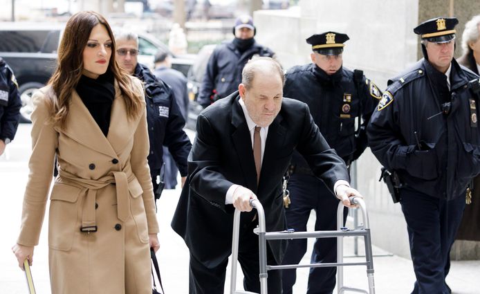 Donna Rotunno flankeert Harvey Weinstein op weg naar het New York State Supreme Court.