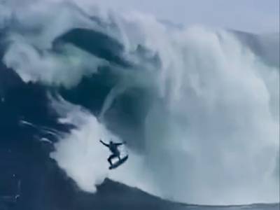 WATCH. Bigwave surfer Mikey (38) crashes into monstrous wave: “Surprised I’m still alive”