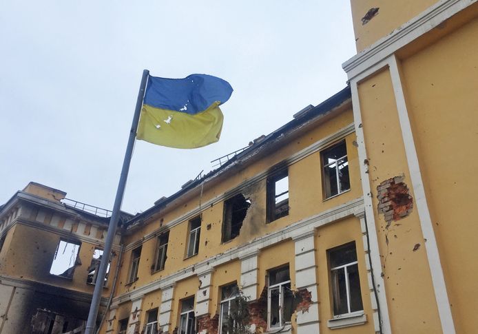 Een school in de stad Charkov die volgens omwonenden is uitgebrand na te zijn geraakt door Russische granaten.