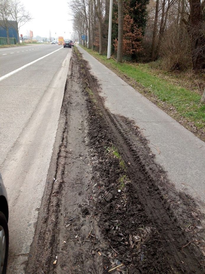 De stukgereden berm langs de N47.