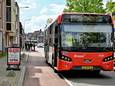 Twee fietsers zijn met een stadsbus gebotst in Tilburg.