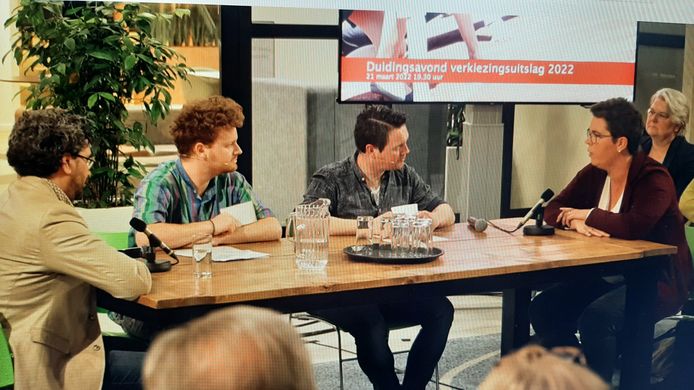 Het duidingsdebat van de gemeenteraad van Roosendaal. Vlnr Arwen van Gestel (VLP), presentatoren Freek Verhulst en Coen Hagenaars en Inge Raaijmakers (Roosendaalse Lijst.