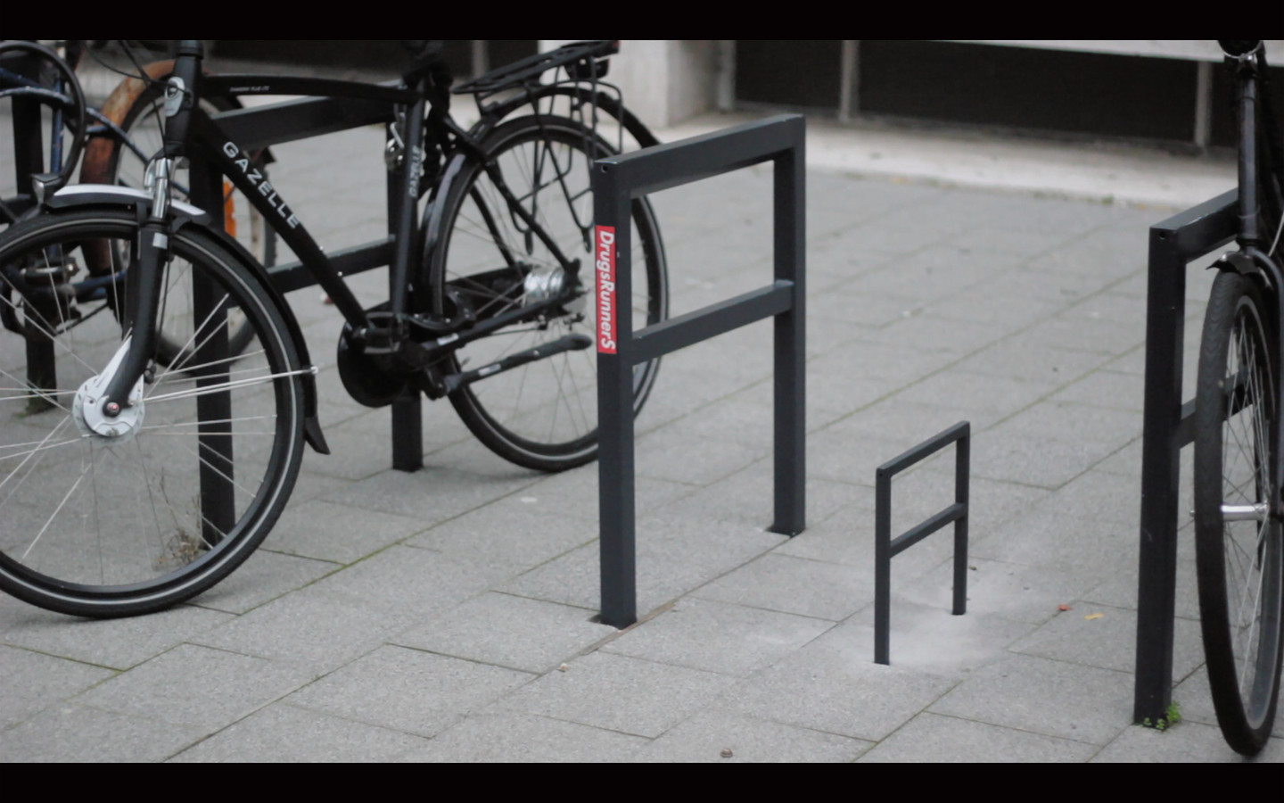 Circulaire effect begroting Maurik mag geen kunst meer plaatsen in publieke ruimtes, maar hij doet het  tóch: 'Niemand kijkt ernaar' | Foto | AD.nl