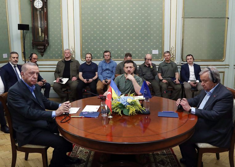 Turkse president Recep Tayyip Erdogan (l) en Oekraïense president Volodymyr Zelensky (m) en António Guterres (r), secretaris-generaal van de VN, vergaderen in Lviv, Oekraïne over de graandeal.  Beeld AFP