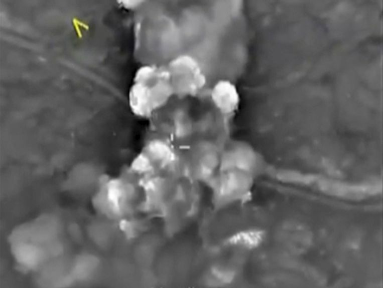 Beelden van het Russische ministerie van Defensie toont de inslagen van bommen tijdens een luchtaanval boven Syrië. Beeld REUTERS