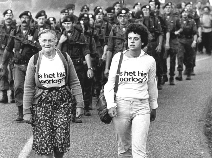 ‘Wandelklup Is het hier Oorlog?’ protesteert in 1982 tegen het militaristische karakter van de Vierdaagse.