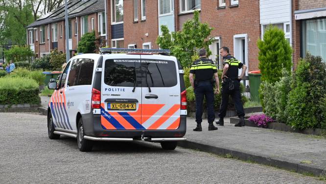 Man loopt achter oudere vrouw haar woning binnen in Breda en steelt geld
