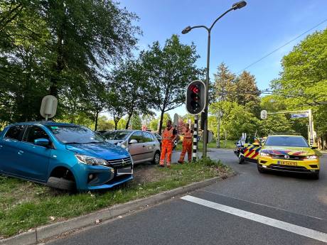Twee gewonden bij aanrijding tussen twee auto's in Arnhem