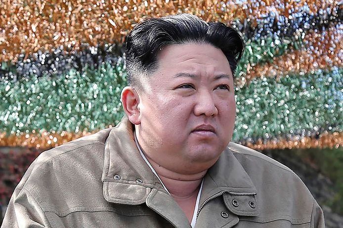 De Noord-Koreaanse leider Kim Jong-un houdt toezicht op militaire oefeningen op een onbekende locatie, op een beeld dat is vrijgegeven door staatspersbureau KCNA.