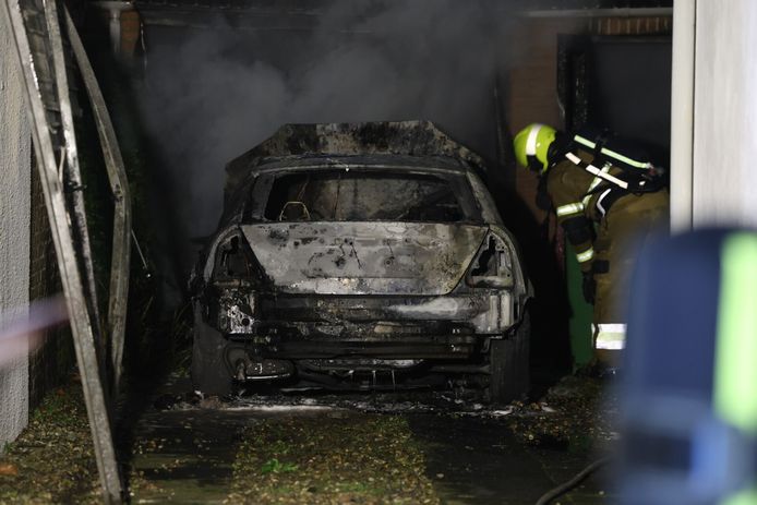Auto en garage volledig door brand verwoest in Boxtel.