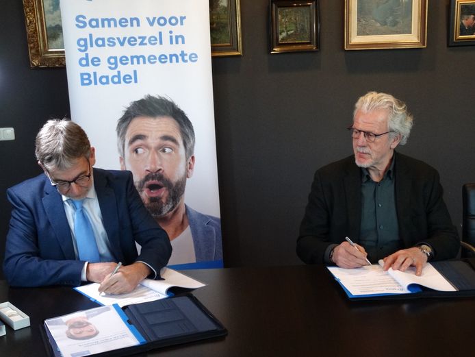 Wethouder Wim van der Linden (l) en directeur Piet Grootenboer van Delta Fiber Netwerk tekenen de samenwerkingsovereenkomst.