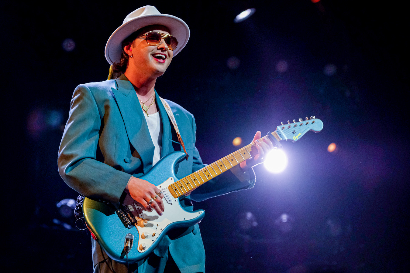 Jett Rebel eert zijn helden, in zijn eentje ‘Ik wil mensen omver blazen’ Foto bd.nl