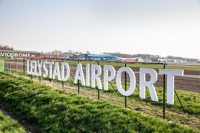 Lelystad Airport jaar later open vanwege de coronacrisis. Grote letters bij vliegveld Lelystad Airport. Foto Rob Voss