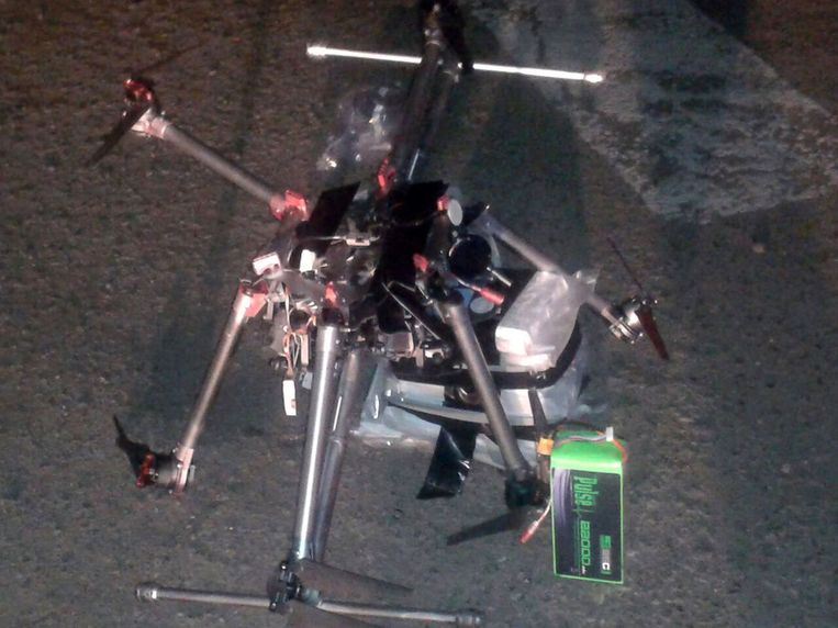 De bij de Amerikaanse grens neergestorte drone,voorzien van pakketjes synthetische drugs van in totaal drie kilo Beeld ANP
