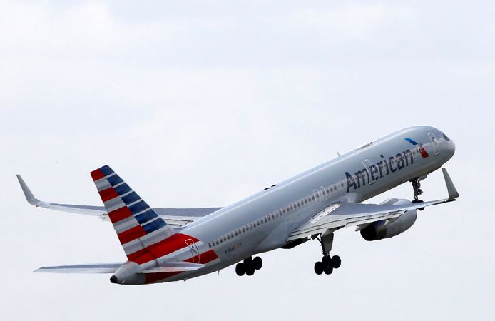 Een Boeing 757 van American Airlines stijgt op vanaf de Parijse luchthaven Roissy-Charles de Gaulle.