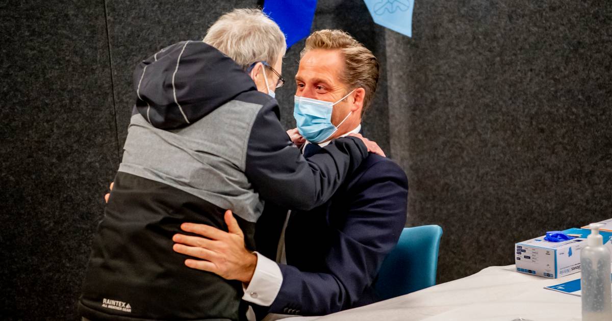 Fred Did Not Hesitate For A Moment And Gave Hugo De Jonge A Big Hug Coronavirus Netherlands News Live