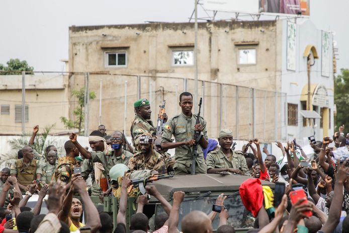 Gewapende militairen worden toegejuichd in de straten van Bamako, Mali, na hun arrestatie van president Keïta en  premier Boubou Cissé.