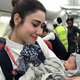 Vrouw brengt met behulp van stewards staand haar baby ter wereld
