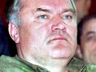 “Kusjes van papa Ratko”: oorlogsmisdadiger Mladic belt stiekem met Servische tv-show