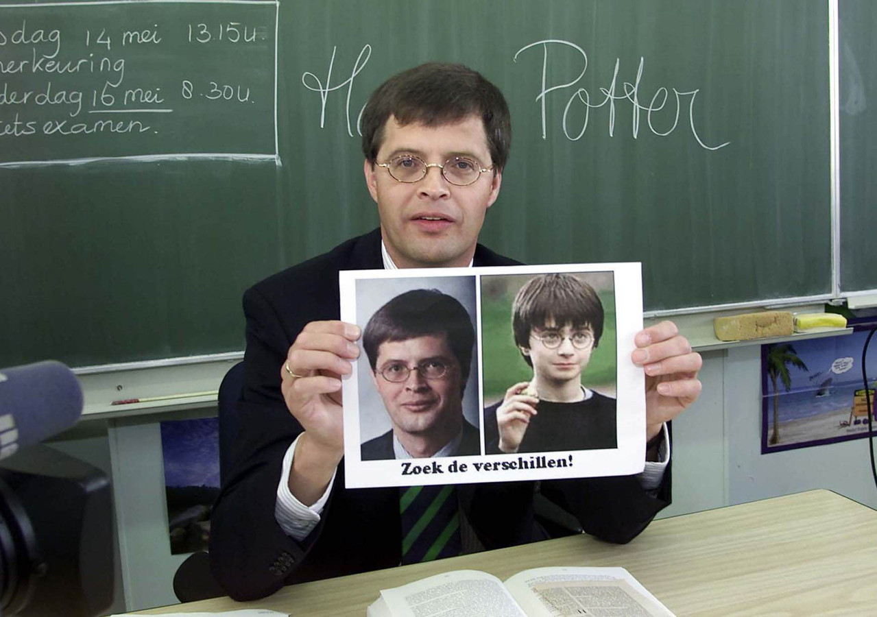 Jan Peter Balkenende las in 2005 op een basisschool voor uit een Harry Potter-boek.