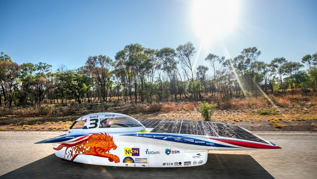 De Nuna8 uit Delft, op weg naar de zesde overwinning in de World Solar Challenge. Beeld Nuon Solar Team, TU Delft
