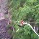 Bungeejump boven rivier vol krokodillen gaat mis