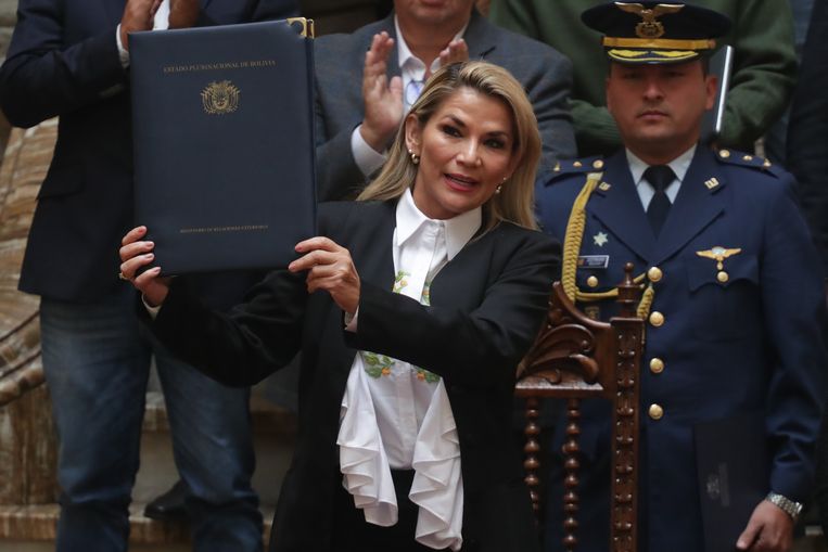 De interim-president van Bolivia, Jeanine Añez, stemt in met presidentsverkiezingen in haar land. Beeld EPA