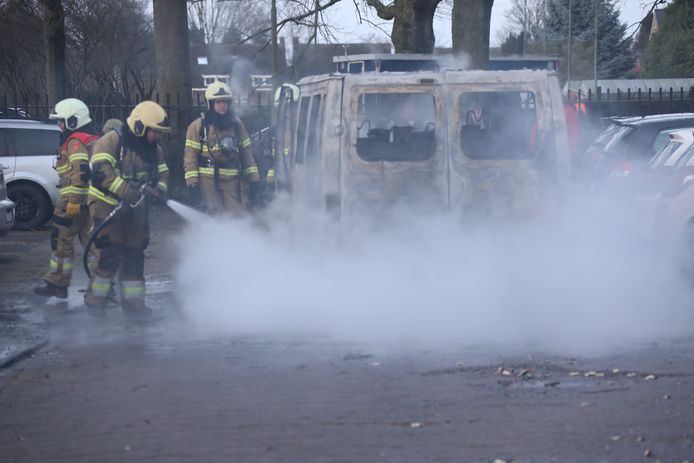 Aan het Raadhuishof in Oss is maandagochtend een bestelbus uitgebrand.