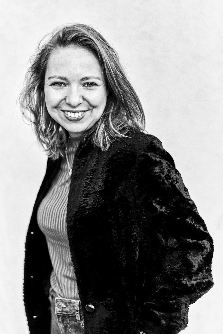 Lisanne van Sadelhoff: zelfs de XXL-panteronderbroek van haar net overleden moeder die ze draagt tijdens een huilbui op de redactietoiletten, blijft niet onbesproken in haar boek. Beeld Thomas Sweertvaegher