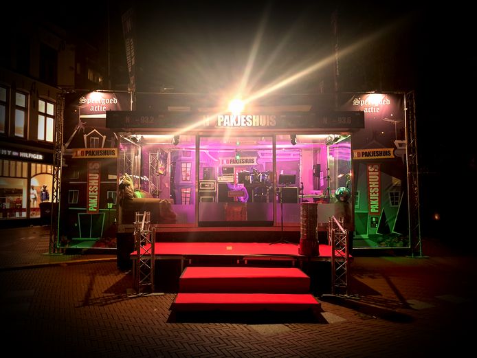JND Radio tijdens een eerdere uitzending voor JND Radio/Pakjeshuis op de Markt in Eindhoven.