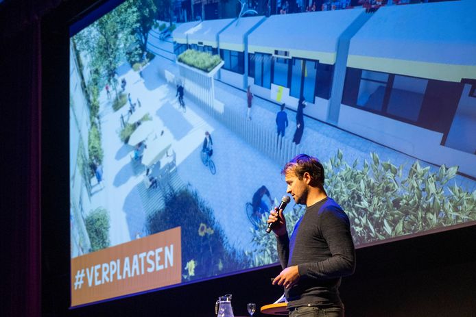 Landscape architect Maarten Bral presenting his design for the Turnhoutsebaan.
