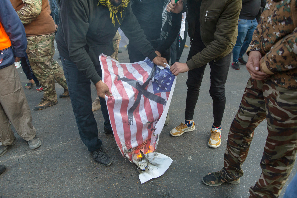 Bij de afscheidsplechtigheden werd zaterdag een Amerikaanse vlag verbrand.  Beeld AP