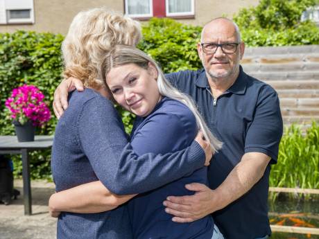 Ineens lukt het Astrid niet meer om ketting om te doen: ‘We helpen haar nu met alles’