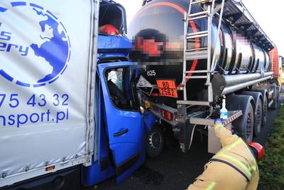 Vrachtwagen rijdt op tankwagen op A67 bij Ommel