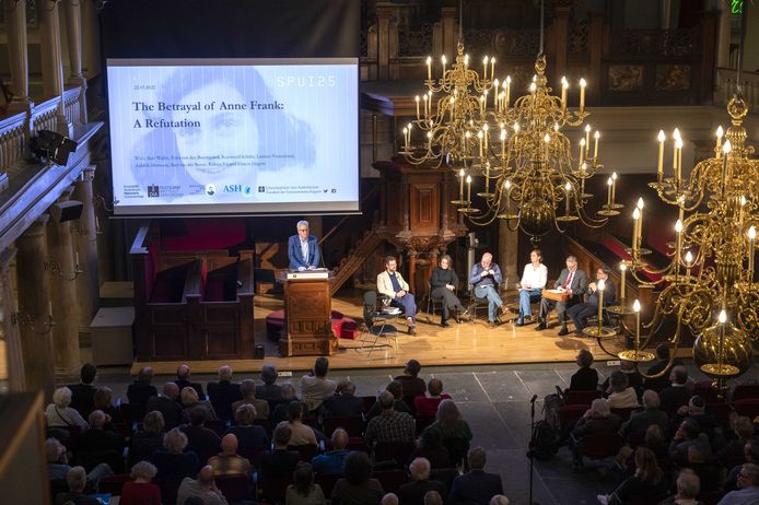 De onderzoekers tijdens de presentatie van een onderzoeksrapport over het boek Het verraad van Anne Frank.