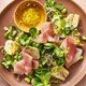 Heerlijke salade: veldsla met artisjokharten en prosciutto