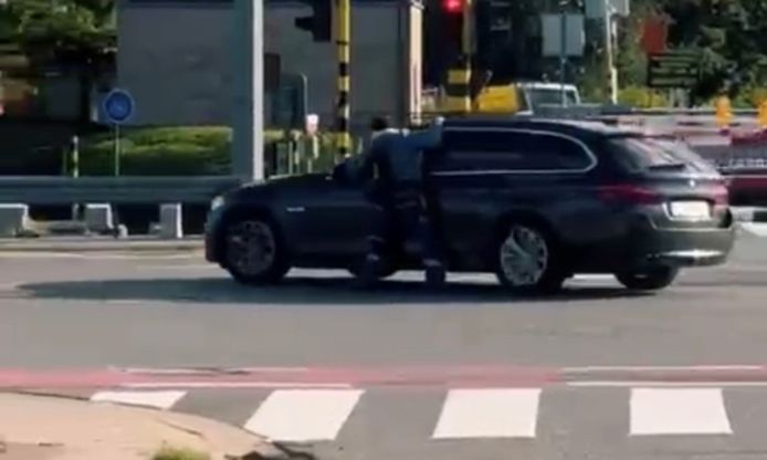 Een beeld van het begin van het filmpje. Na ruzie op straat gaat de BMW-bestuurder er in paniek vandoor. “In een reflex heb ik me aan die wagen vastgeklampt.”