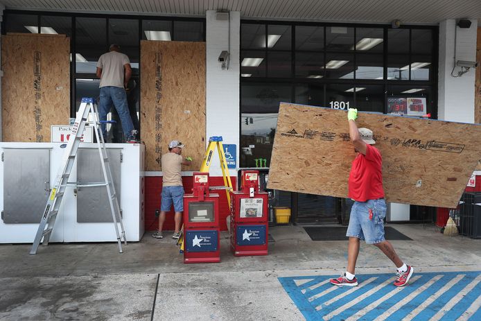 Inwoners van Lake Charles (Louisiana) timmeren hun huizen en winkels dicht in afwachting van orkaan Laura.